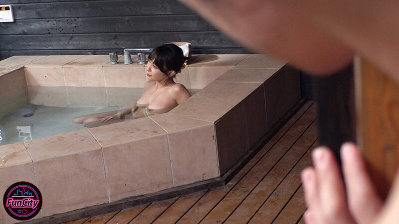 【FANZA限定】筆おろし温泉ソープ 親父が再婚して― Hカップ巨乳の義母さんができた。家族旅行で僕が童貞だとわかると淫乱な義母さんに狙われて…逢見リカ チェキ付き 画像2