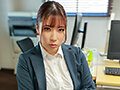 高級デリヘル呼んだら会社の女上司とまさかの遭遇！弱みを握ったので本番禁止のルールを破ってゴム無しSEXし放題！下唇を噛みしめ涙目で俺の濃厚ザーメンを膣受けする姿にガチ興奮！ 夕季ちとせ sample 1