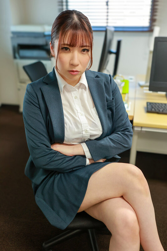 サンプル-高級デリヘル呼んだら会社の女上司とまさかの遭遇！弱みを握ったので本番禁止のルールを破ってゴム無しSEXし放題！下唇を噛みしめ涙目で俺の濃厚ザーメンを膣受けする姿にガチ興奮！ 夕季ちとせ