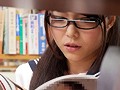 女子校生図書館痴● 図書館のエッチな美術本を読んでいるメガネ女子は実は感じているのでお尻に軽く触れただけで足をガクガク震わせて濡れまくる！