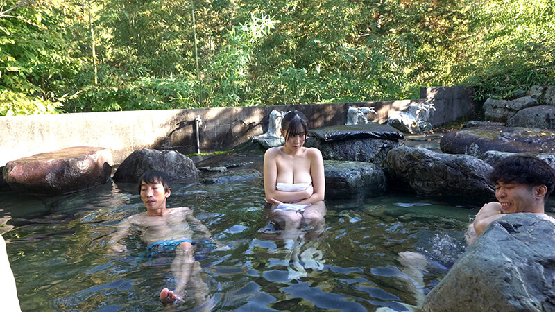 【Jcup銀行員ひびき22歳】乱交OKの混浴温泉と知らずに来た女性客は巨乳尻をワニ痴●されて喘ぎ始め…3 4名収録 画像1