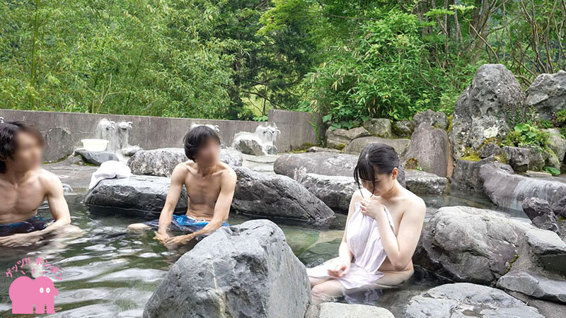 乱交OKの混浴温泉と知らずに来た女性客は巨乳尻をワニ痴●されて喘ぎ始め…4名収録 画像1