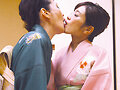 舌と舌を絡め合い唾液をすすり合う濃厚なキスから始まる妖艶五十路熟女レズ - サンプル 2