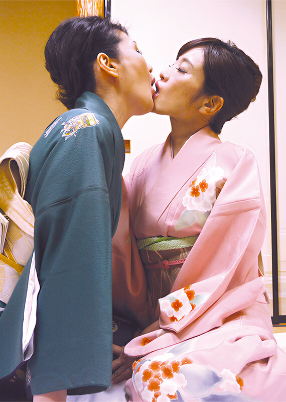舌と舌を絡め合い唾液をすすり合う濃厚なキスから始まる妖艶五十路熟女レズ サンプル画像 3