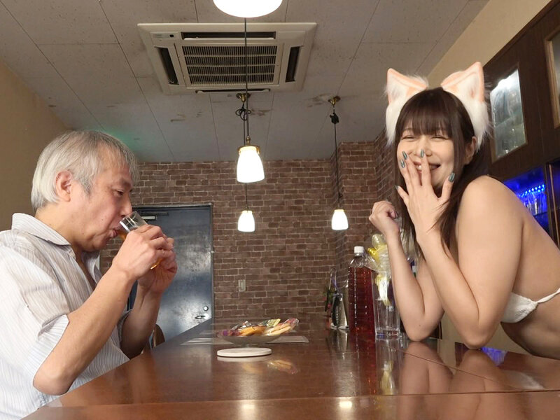第1回みんな乳首とナマが好き!!紺野ひかるが生贄M男をひたすら乳首こねくり&射精チ○ポをお掃除おマ○コしちゃうナマ痴女ガールズバー 紺野ひかる 画像1