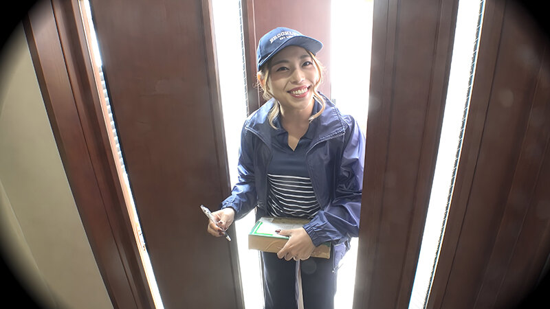 街でよく見かける地域担当の宅配パート妻 配達された勢いでガチ口説き!あっという間に他人ま〇こGET完了! 1枚目