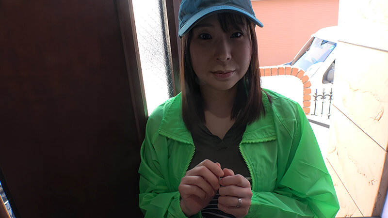 街でよく見かける地域担当の宅配パート妻 配達された勢いでガチ口説き!あっという間に他人ま〇こGET完了! 17枚目