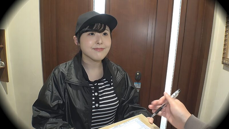 街でよく見かける地域担当の宅配パート妻 配達された勢いでガチ口説き!あっという間に他人ま〇こGET完了! 5枚目
