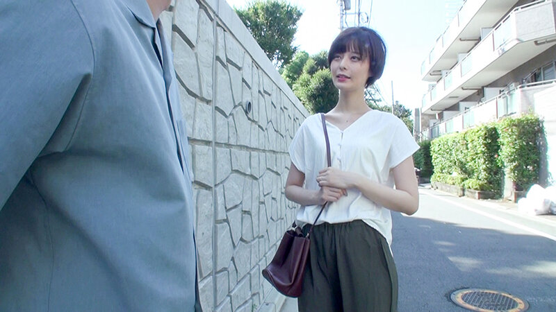 SNSでナンパした美人人妻が、旦那以外の身体に興奮してドエロい本性さらけ出しちゃいました! 月乃ルナ 画像1