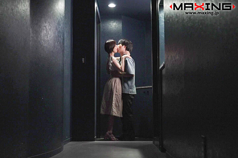【FANZA限定】夫の部下に言い寄られ…自宅で裏切りのNTR 月乃ルナ パンティとチェキ付き 画像15