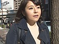 巨乳妻揉みまくり痴● 執拗な乳揉みを繰り返されパンティーから愛液が流れ出すほどぬるぬるになった人妻は痴●棒挿入を拒めない。 牧村彩香 サンプル画像1