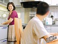 中出し近親相姦 嫁の居ぬ間に息子の股間を癒す還暦母 富岡亜澄 サンプル画像1