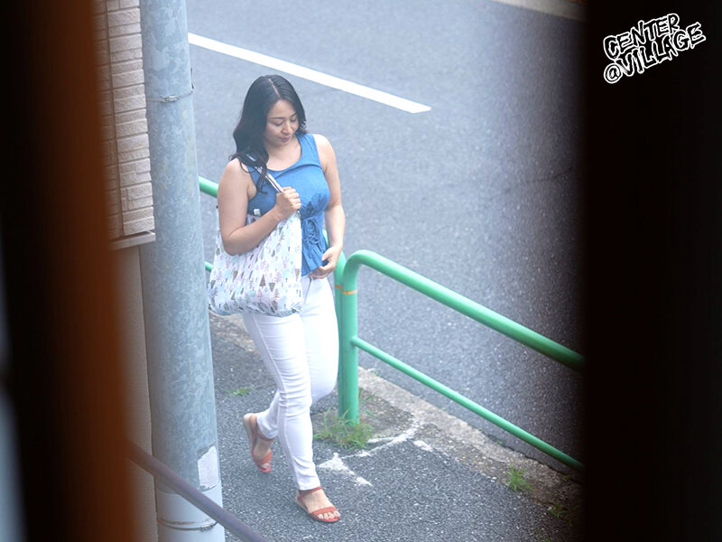 私人調●ヤリ部屋団地近隣に住むス●●カー男に狙われた人妻が性交動物に成り下がるまで… 佐久間楓43歳 画像2