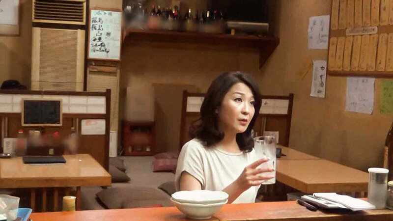 居酒屋で閉店まで一人飲みしているおばさんが酔って物欲しそうな顔をしているので、口説いてみたら即OK生でセックスさせてくれました！3