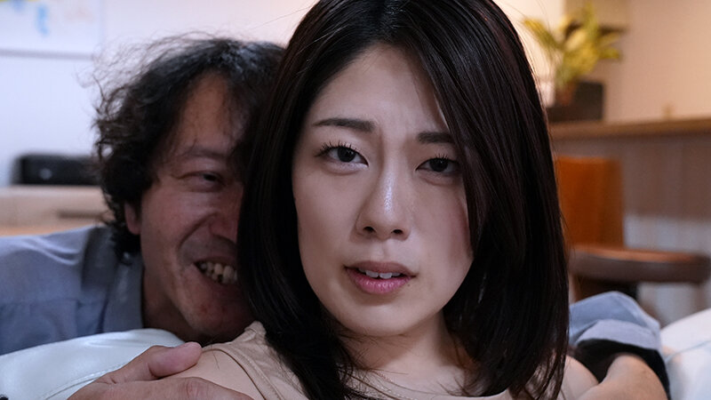義父のデカチンにハマってしまった淫乱義娘。義父のためにスペシャルビデオを制作することに!言いなりの義理娘のマ〇コの中をデカチンでぐるぐるとかき混ぜながら、くっさい足を舐められ2回もイカされ…?!澄河美花 2枚目
