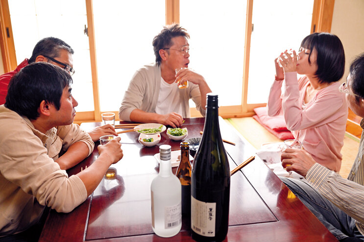 【数量限定】イヤでイヤで…無理矢理に夫の代わりに参加させられた町内会で…辱められ…玩具にされ…オヤジ達に身体中を汚され中出しされた 市川りく タペストリーとチェキセット 画像3