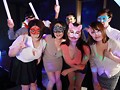 相席居酒屋でガチ素人をスカウト＆ナンパしてCLUBでダンス踊らせ乱交でヤリまくってみた件。ど素人のヌギヌギドンチャン騒ぎ in ikebukuro ラッキ〜！脱いだら全員巨乳だった（笑） 宴もたけなわですが…こんな下品な映像になっちゃいました編 サンプル画像1