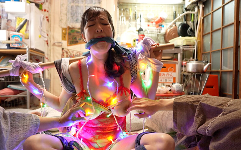 素人の縛り生中出し【色白ぽっちゃり肉便器妻編】近所のぽっちゃり奥さんは僕らのお掃除をしてくれる卑猥な肉便器雌豚でした。 成田かなこ 画像1