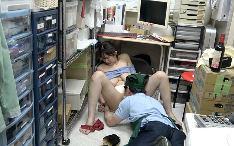 万引き スーパーの人妻たち ●言い訳がましいムッチムチ豊満妻 ●タチの悪いパイパンお色気妻 ●態度を改めない美脚巨乳妻 画像10
