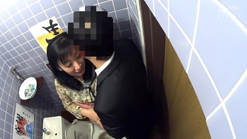 熟女人妻のトイレ盗撮～個室の中を覗いてみたら、排尿に！イチャイチャ連れ込みに！…いろんな事が起きてたっ！～60人4時間