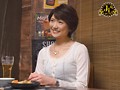 「おばさんを酔わせてどうするつもり?」若い男女で溢れ返る相席居酒屋で一人呑みしている熟女を狙い撃ちで口説いてお持ち帰り!寂しさと欲求不満が募った素人奥さんの乾いたカラダはよく濡れる!!VOL.25 サンプル画像1