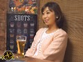 「おばさんを酔わせてどうするつもり?」若い男女で溢れ返る相席居酒屋で一人呑みしている熟女を狙い撃ちで口説いてお持ち帰り!寂しさと欲求不満が募った素人奥さんの乾いたカラダはよく濡れる!!VOL.40 サンプル画像6