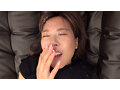 顔面に貼りつく新鮮ザーメン!!センズリ鑑賞に来た素人妻に突然顔射! サンプル画像14