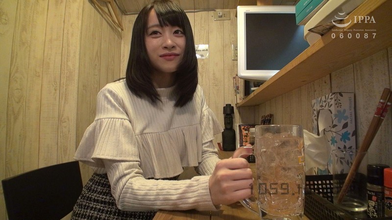 【個撮】変態仲間の彼女を彼氏の企画で寝取り実行!バレナイと思っているのは彼女だけ(笑)カワイイ顔して他人棒を楽しむの彼女へハメタリング 2 呼び出し居酒屋フェラチオ