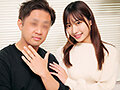 【数量限定】「愛し合う夫婦が残したいメモリアルヌードフォト」と題された雑誌の特集だと妻を騙し、絶倫チ○ポ男と素肌密着偽撮影会で寝取られ検証!!VOL.4 旦那よりも若くてカチカチに反り返ったチ○ポがマ○コまで1cmに超接近して奥さん急激欲情… パンティと生写真付き 画像1