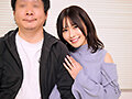 【数量限定】「愛し合う夫婦が残したいメモリアルヌードフォト」と題された雑誌の特集だと妻を騙し、絶倫チ○ポ男と素肌密着偽撮影会で寝取られ検証!!VOL.4 旦那よりも若くてカチカチに反り返ったチ○ポがマ○コまで1cmに超接近して奥さん急激欲情… パンティと生写真付き 画像2