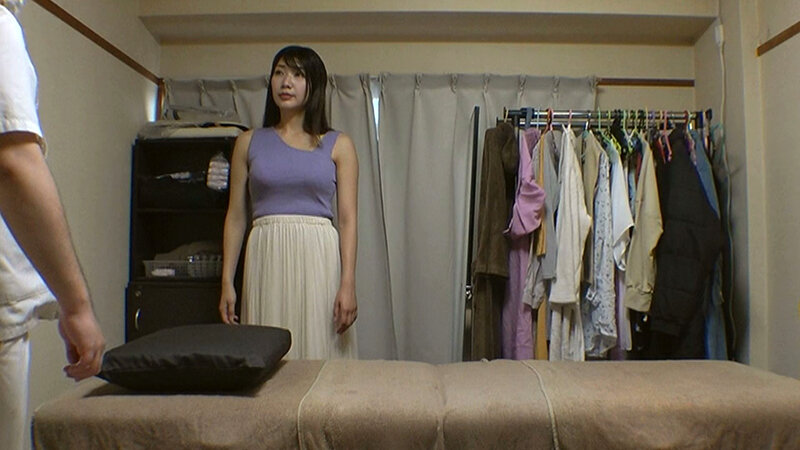 媚薬オイルマッサージ 痴●盗撮＆中出し素人娘VOL.69 超強力媚薬を配合したマッサージオイルを施術中に知らずに塗りこまれたオンナは、身体の火照りに驚き、チ〇ポを欲しがる自分に戸惑い、垂れ出したマン汁に恥ずかしがりながらも生ハメ中出しまで欲してしまう！