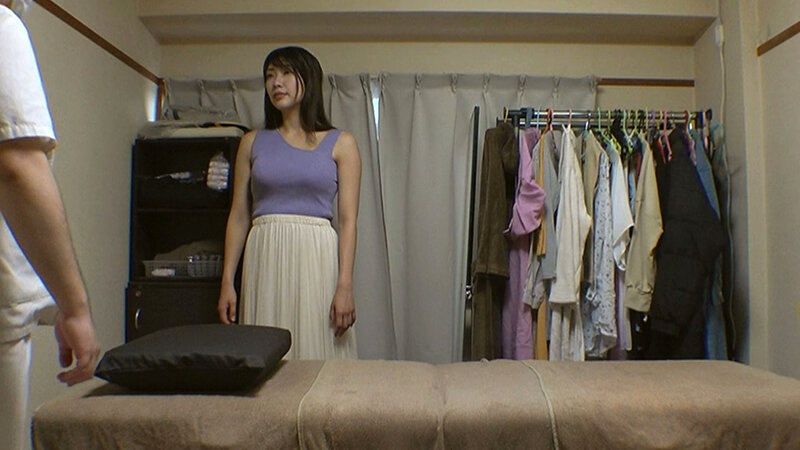 媚薬オイルマッサージ 痴●盗撮＆中出し素人娘VOL.69 超強力媚薬を配合したマッサージオイルを施術中に知らずに塗りこまれたオンナは、身体の火照りに驚き、チ〇ポを欲しがる自分に戸惑い、垂れ出したマン汁に恥ずかしがりながらも生ハメ中出しまで欲してしまう！