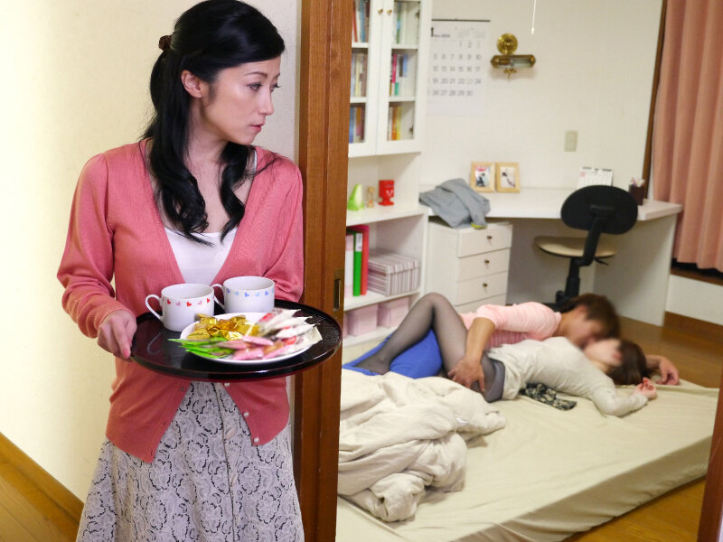 娘夫婦の営みを目撃!!お義母さんの愛液噴き出す欲情絶頂オナニー70人8時間 画像3