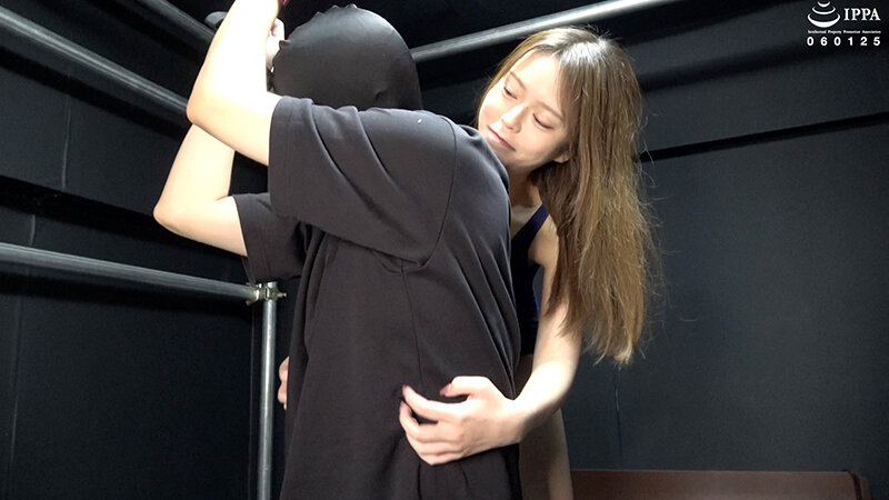 「【F/M】膝立ち拘束のドM男子を後ろから脇くすぐり攻めプレイ!」ADOA-082 彩川ゆめ 3枚目