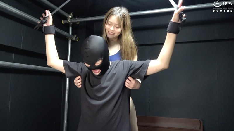 「【F/M】膝立ち拘束のドM男子を後ろから脇くすぐり攻めプレイ！」ADOA-082 彩川ゆめ