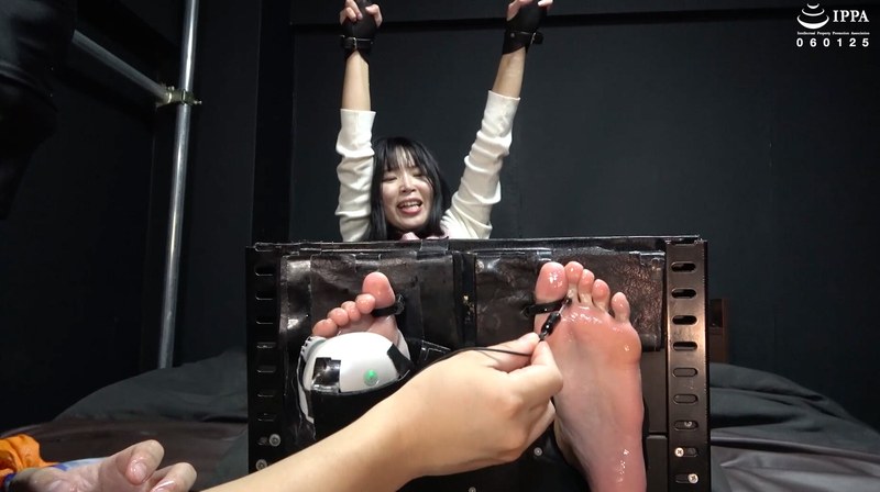 「足枷＋ヌルヌル＋機械責めで奥様の足裏もくすぐったさを開発！」わかしラボ WAKA-071杉崎みさき 3（出演：杉崎みさき）
