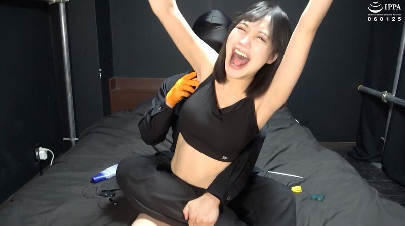 【くすぐり】「スポブラスパッツでバンザイ拘束！ 腋の下の超敏感化で笑いの向こう側へ！」WAKA-077琥珀やや 2