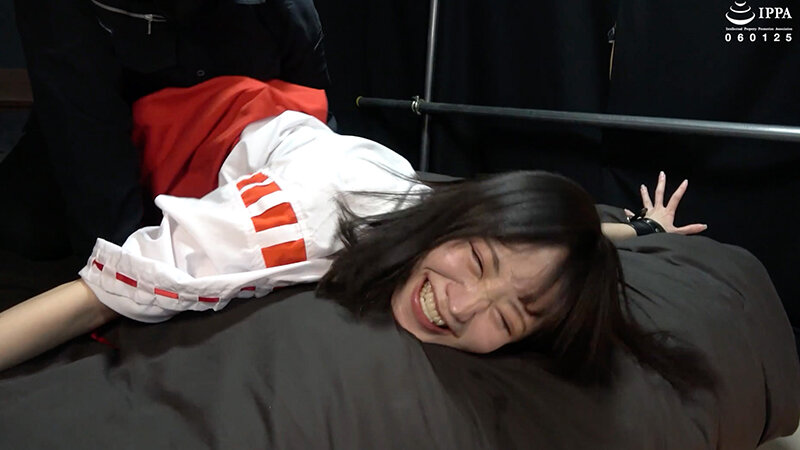 【くすぐり】「巫女さんややちゃんの身体をくすぐりマッサージ! 最後はうつ伏せ拘束で大笑い!」WAKA-077琥珀やや 6 画像4