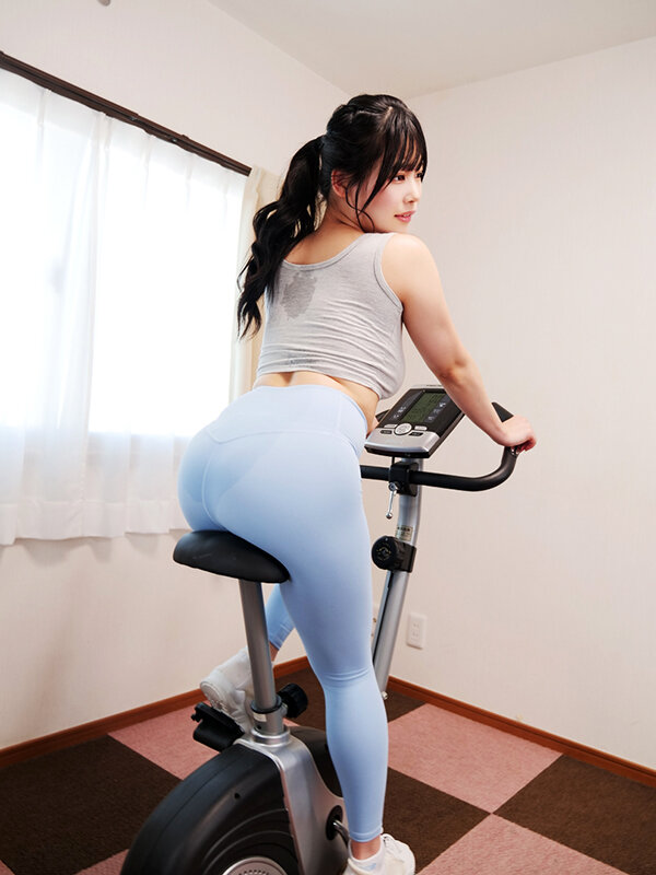 デカ尻ピタパン汗だくピストン騎乗位エクササイズで汗まみれになったムレムレデカ尻に顔とち〇ぽを擦りつけたら気持ち良くなって… 画像1