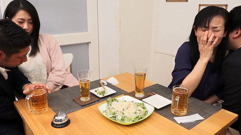 今夜はお酒もおかずも最高だ!仕事終わりに飲んでる女をナンパ3 画像1