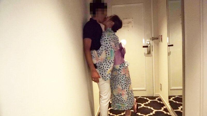 浴衣美女は濃密フェラで連続発射を誘う 画像1