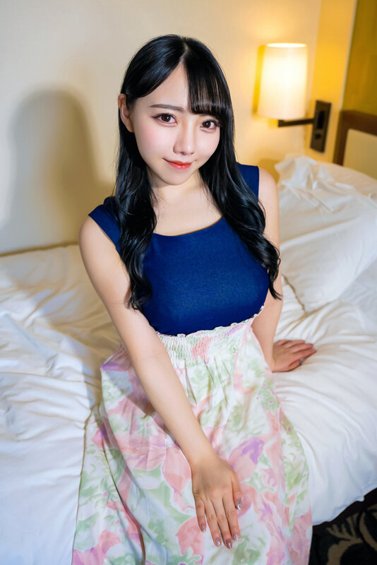 素人JD【限定】れんちゃん21歳 保育士を目指して勉強中の爆乳の癒し系美人JD！！おっぱい大好きな友人を紹介してイチャラブ中出しSEXしているところを激撮！！ 画像1