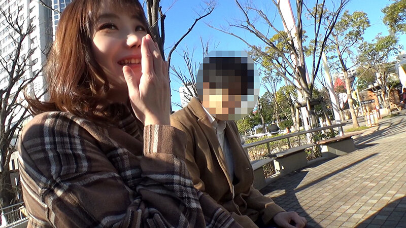 【大学生×極上ボイン乳人妻3P】個人撮影 36歳 浮気相手の絶倫チンポ＆学生男子の若いチンポに交互に生膣突かれるGカップ人妻 種付けされる悦びにドはまりして中出し懇願。子宮にぶっかけられて痙攣イキ乱交 1