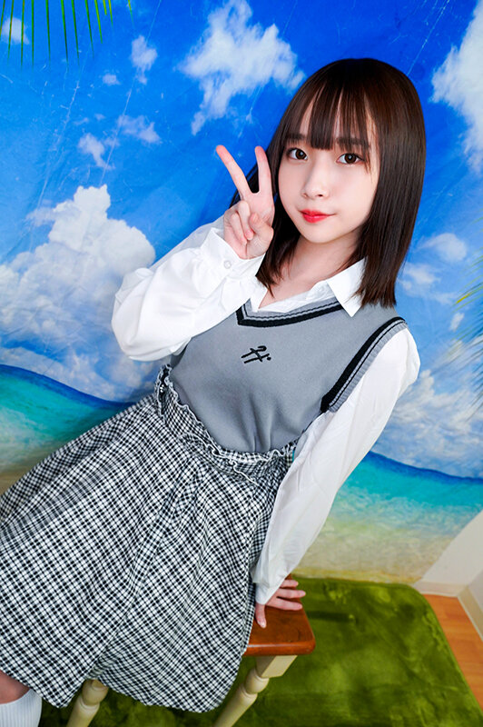 素人パンチラ in 自宅で個人撮影会vol.94!美少女だらけのキャピキャピ撮影会!若さ溢れる激カワガールズの魅力にメロメロ!超至近距離でのイチャイチャセクハラ撮影会 17枚目