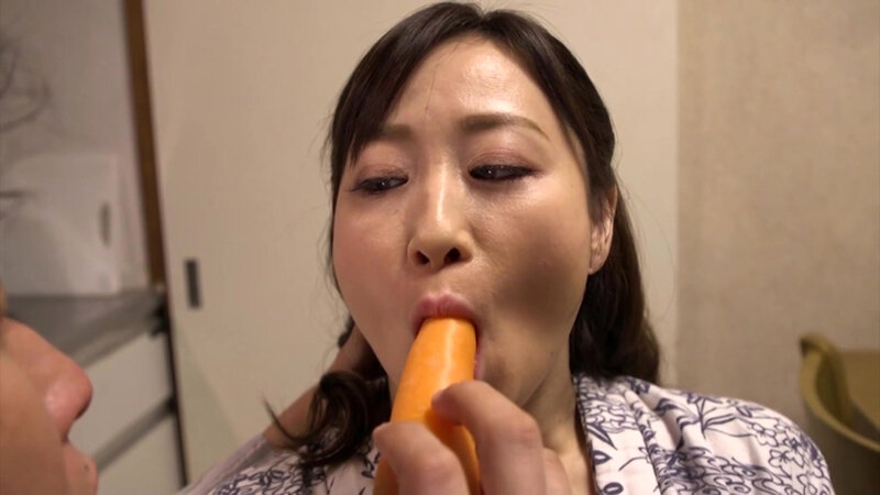 【人気】娘婿を寝取った母 川上ゆう フェラとオナニー編_14