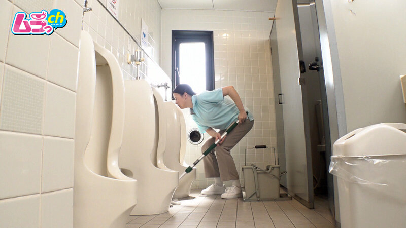 ニンゲン観察 「おしっこ舐めて綺麗にしましょうか?」働く男性のおち●ぽ掃除が生き甲斐の、トイレ清掃バイトのド変態お姉さん 画像2