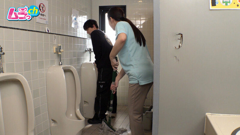 ニンゲン観察 「おしっこ舐めて綺麗にしましょうか?」働く男性のおち●ぽ掃除が生き甲斐の、トイレ清掃バイトのド変態お姉さん 画像5