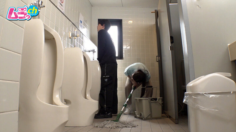 ニンゲン観察 「おしっこ舐めて綺麗にしましょうか?」働く男性のおち●ぽ掃除が生き甲斐の、トイレ清掃バイトのド変態お姉さん 画像7
