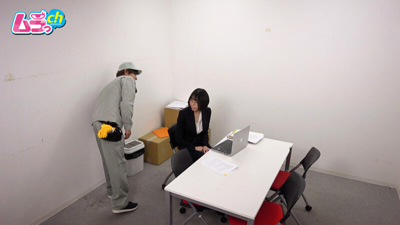 ニンゲン観察 清掃員は見た！！こっそり会議室でひとり遠隔バイブでオナニーするド変態OLはアクシデントチ●ポを夢見ていたに違いないのでお望み通り無理矢理ブチ込んであげました。 画像4