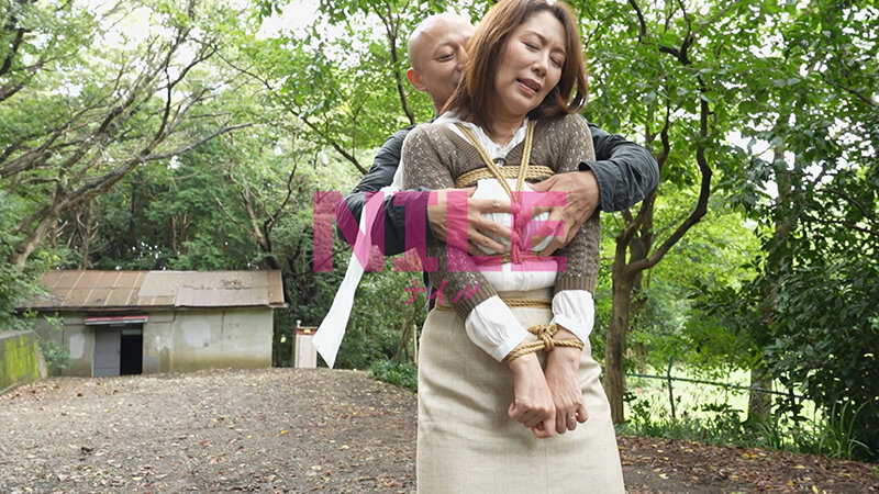 緊縛野外調教 妻として、母として…家族のためにわが身を捨てる 翔田千里 55歳 画像1